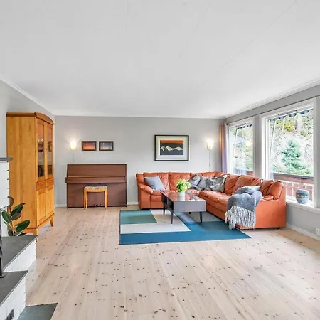 Nice Modern House In With Lovely Patio *
