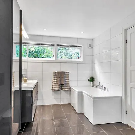 Nice Modern House In With Lovely Patio 公寓