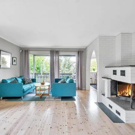 Nice Modern House In With Lovely Patio *