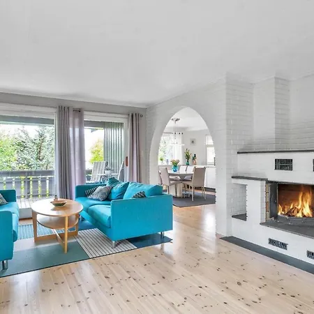 Nice Modern House In With Lovely Patio *