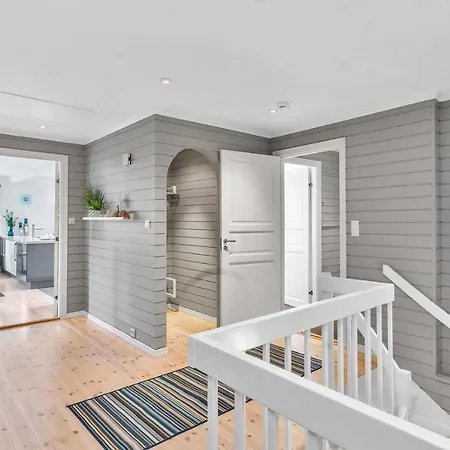 Nice Modern House In With Lovely Patio *